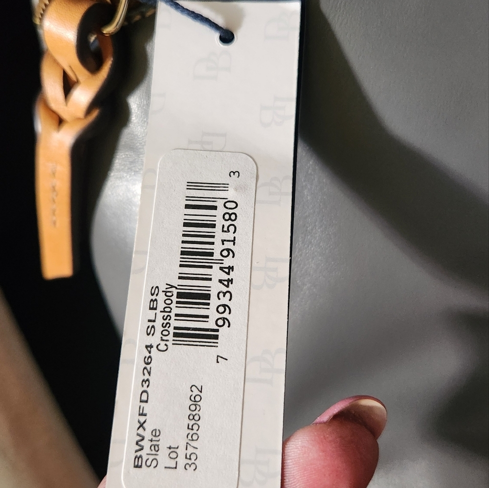 DOONEY and BOURKE Wexford leather cross-body. - Picture 3 of 3